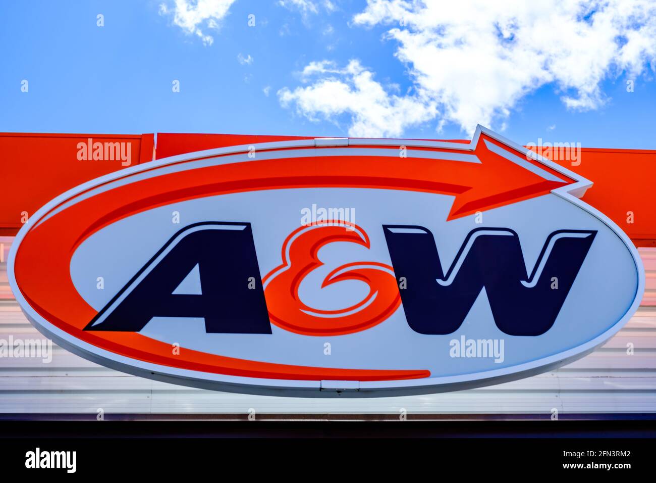Ottawa, Ontario, Canada - 9 maggio 2021: Il logo A&W su una posizione della catena di ristoranti fast-food. Foto Stock