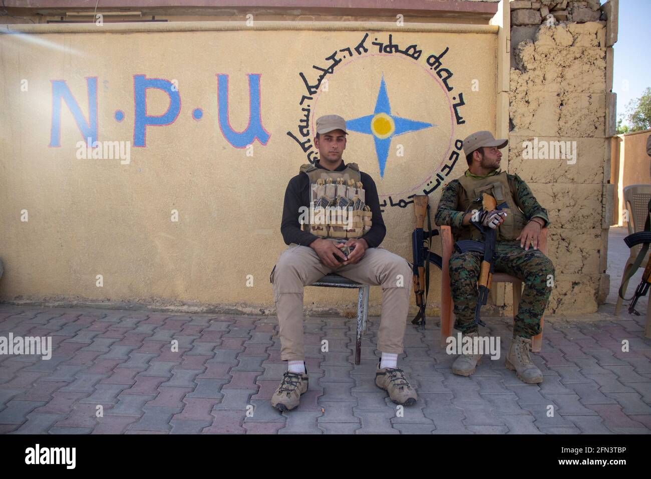 Due soldati della Ninive Plain Protection Unit proteggono la città cristiana di Qaraqosh ad est di Mosul durante l'operazione di Mosul del 2016-2017. Foto Stock