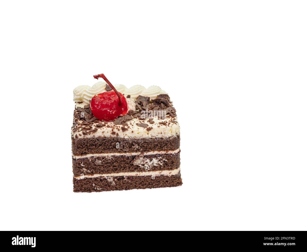 Torta al cioccolato, un primo piano di panetteria fatta in casa con strato di compleanno isolato su sfondo bianco. Foto Stock