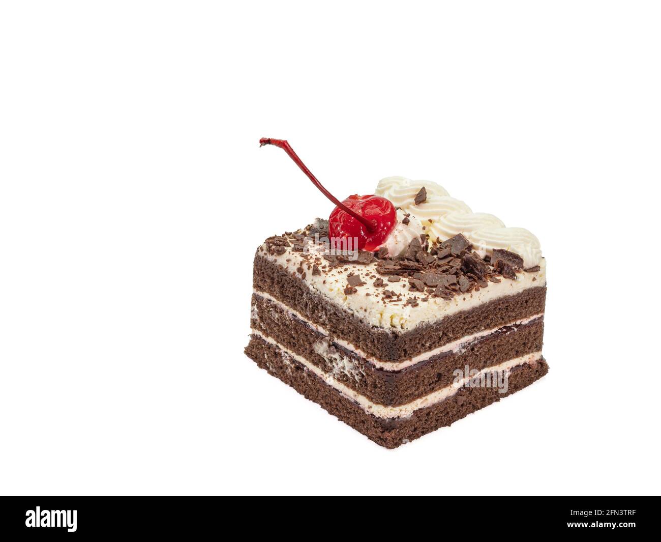 Torta al cioccolato, un primo piano di panetteria fatta in casa con strato di compleanno isolato su sfondo bianco. Foto Stock