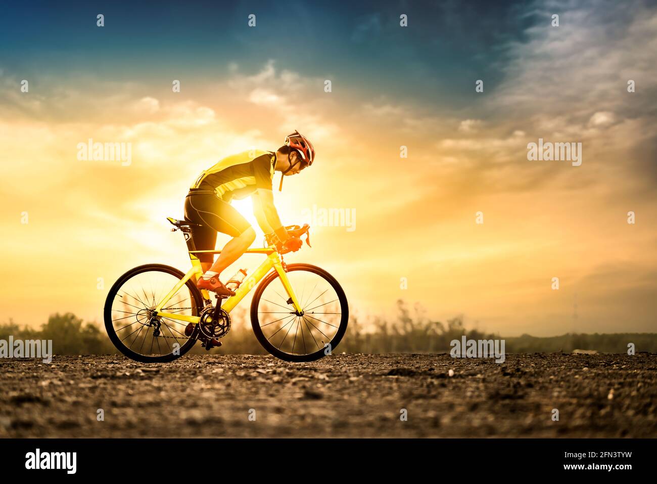 Bike in estate tramonto sullo sfondo dello splendido tramonto Foto Stock