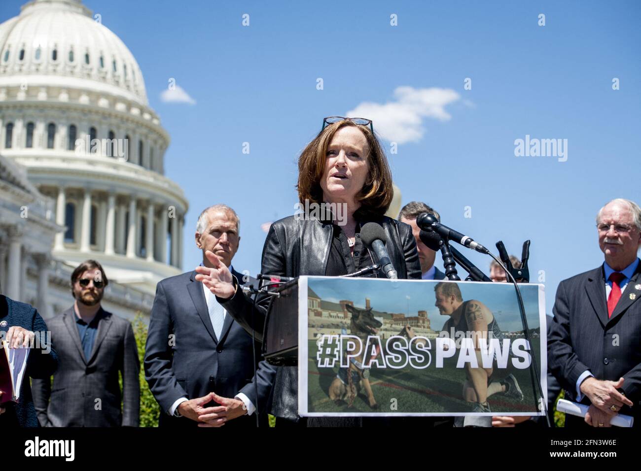 Il Rappresentante degli Stati Uniti Kathleen Rice (democratico di New York) offre osservazioni durante una conferenza stampa per evidenziare il passaggio di S.R. 1448, il Puppies che assiste i membri del Servizio feriti (PAWS) per il Veterans Therapy Act al di fuori del Campidoglio degli Stati Uniti a Washington, DC, USA il giovedì 13 maggio 2021.Foto di Rod Lambey/CNP/ABACAPRESS.COM Foto Stock