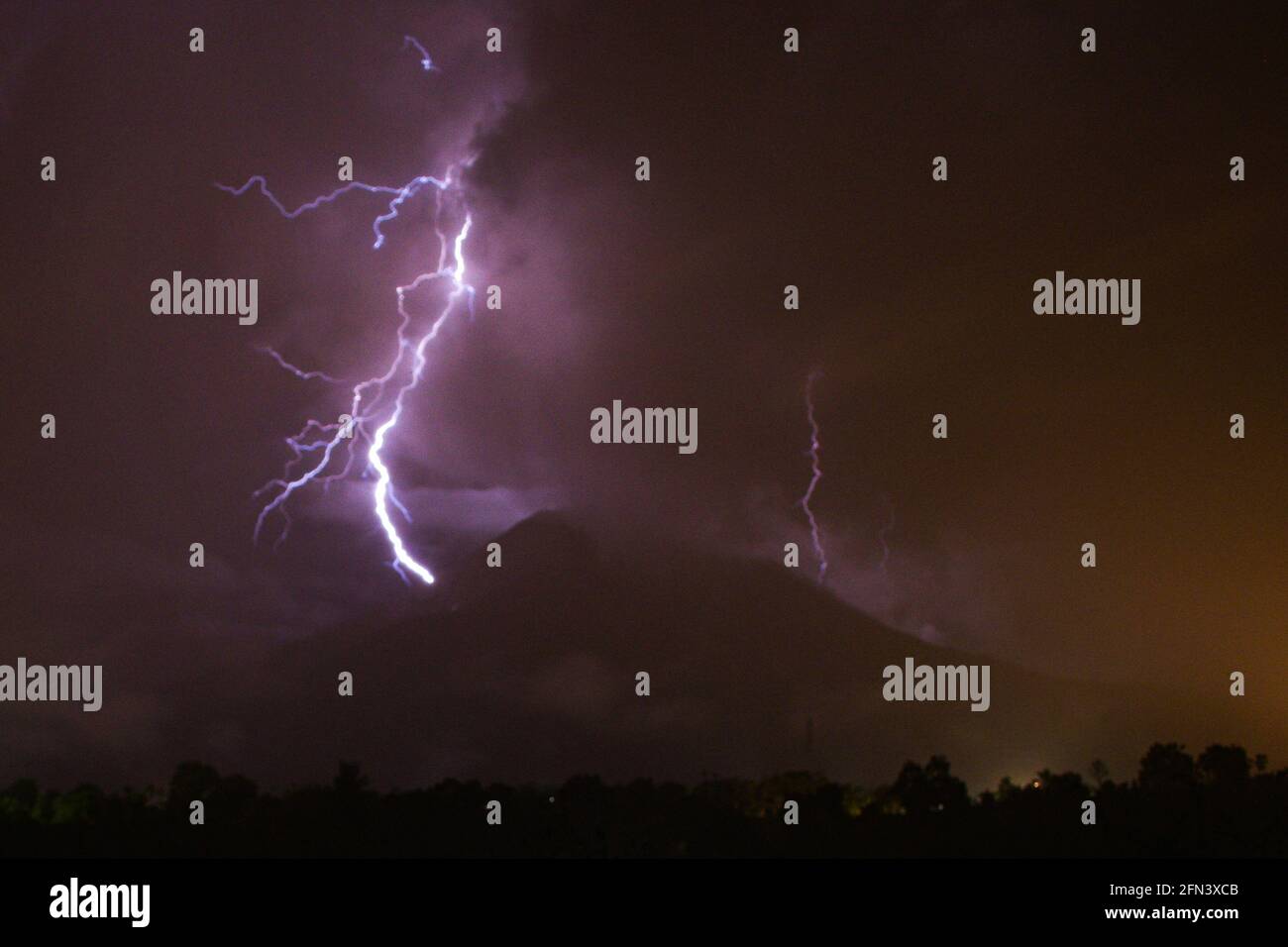 Sumatra nord. 13 maggio 2021. La foto a lungo termine scattata il 13 maggio 2021 mostra un fulmine che colpisce vicino al Monte Sinabung, visto nel distretto di Karo, Sumatra settentrionale, Indonesia. Credit: Sarianto Sembiring/Xinhua/Alamy Live News Foto Stock