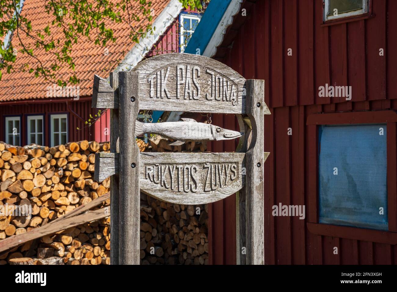 Ristorante di pesce affumicato a Curonian Spit nel villaggio dei pescatori di Nida, Lituania, Europa Foto Stock