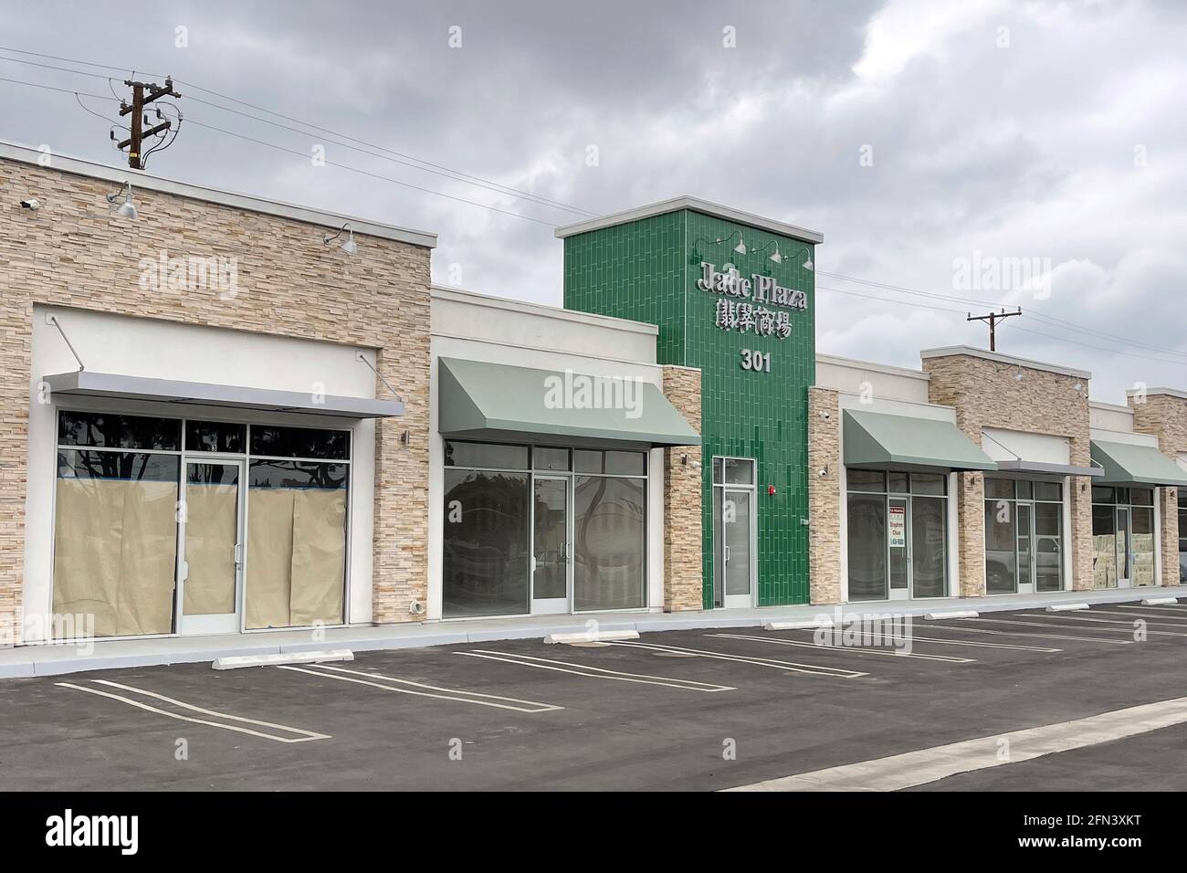 Storefronts vuoti al Jade Plaza in mezzo alla pandemia globale del coronavirus COVID-19, lunedì 10 maggio 2021, a Monterey Park, Calif. Foto Stock