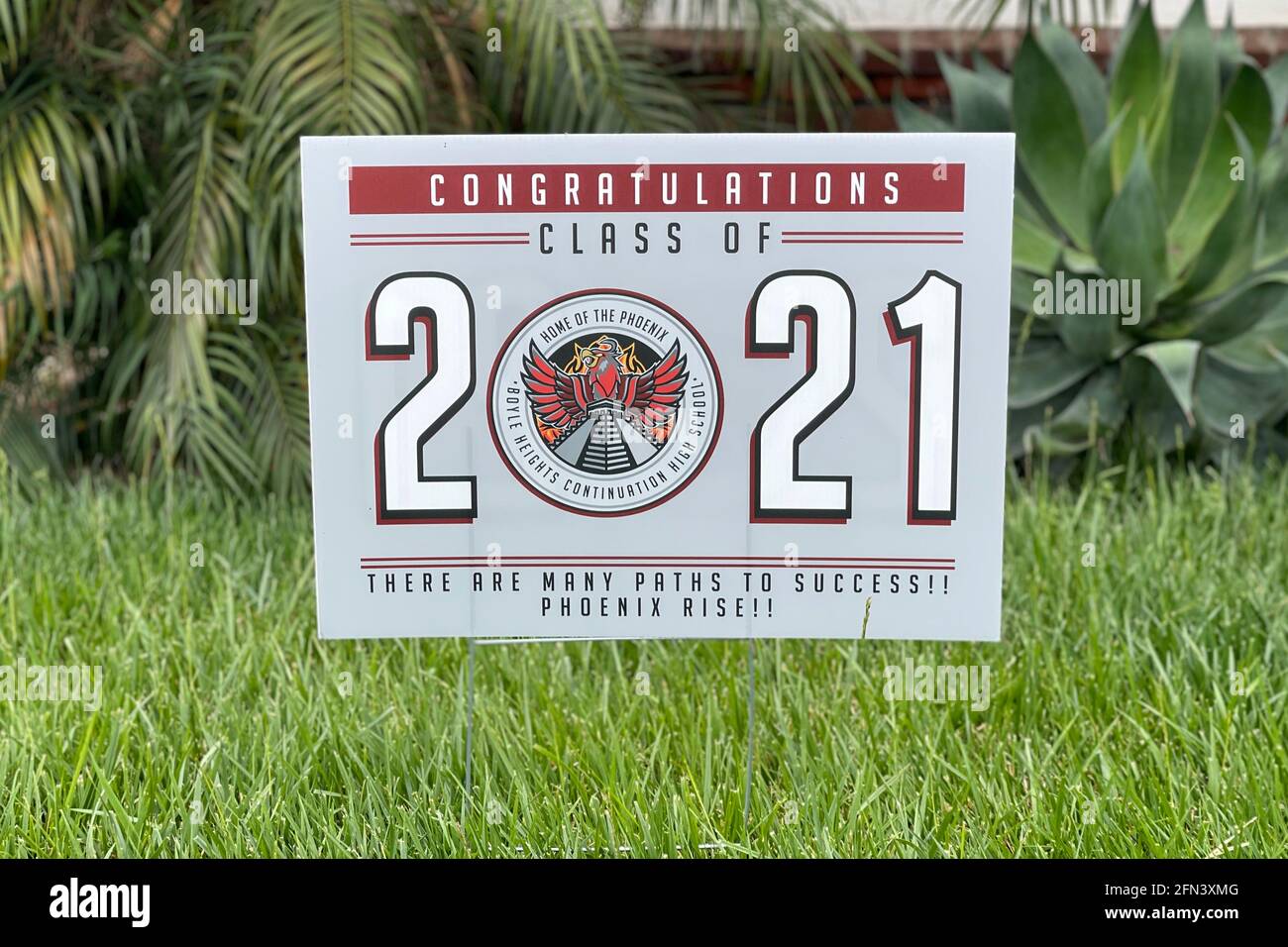 A Boyle Heights Continuation High School Class di 2021 Congratulazioni firmano in una residenza, giovedì 13 maggio 2021, a Montebello, Calif. Foto Stock