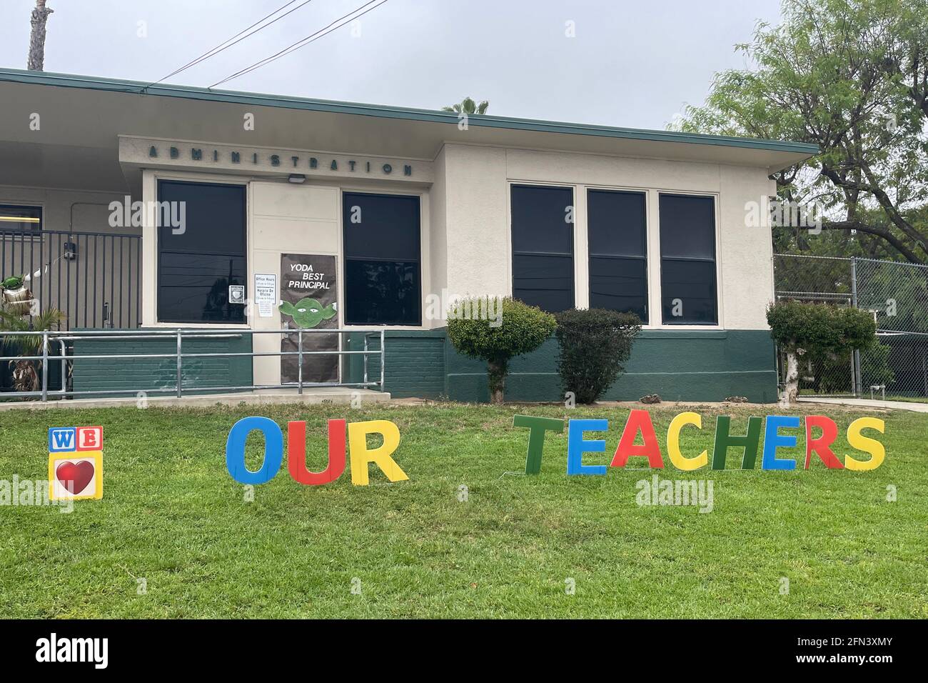 Un segno di apprezzamento dell'insegnante alla scuola elementare Bella Vista, giovedì 13 maggio 2021, a Monterey Park, Calif. Foto Stock