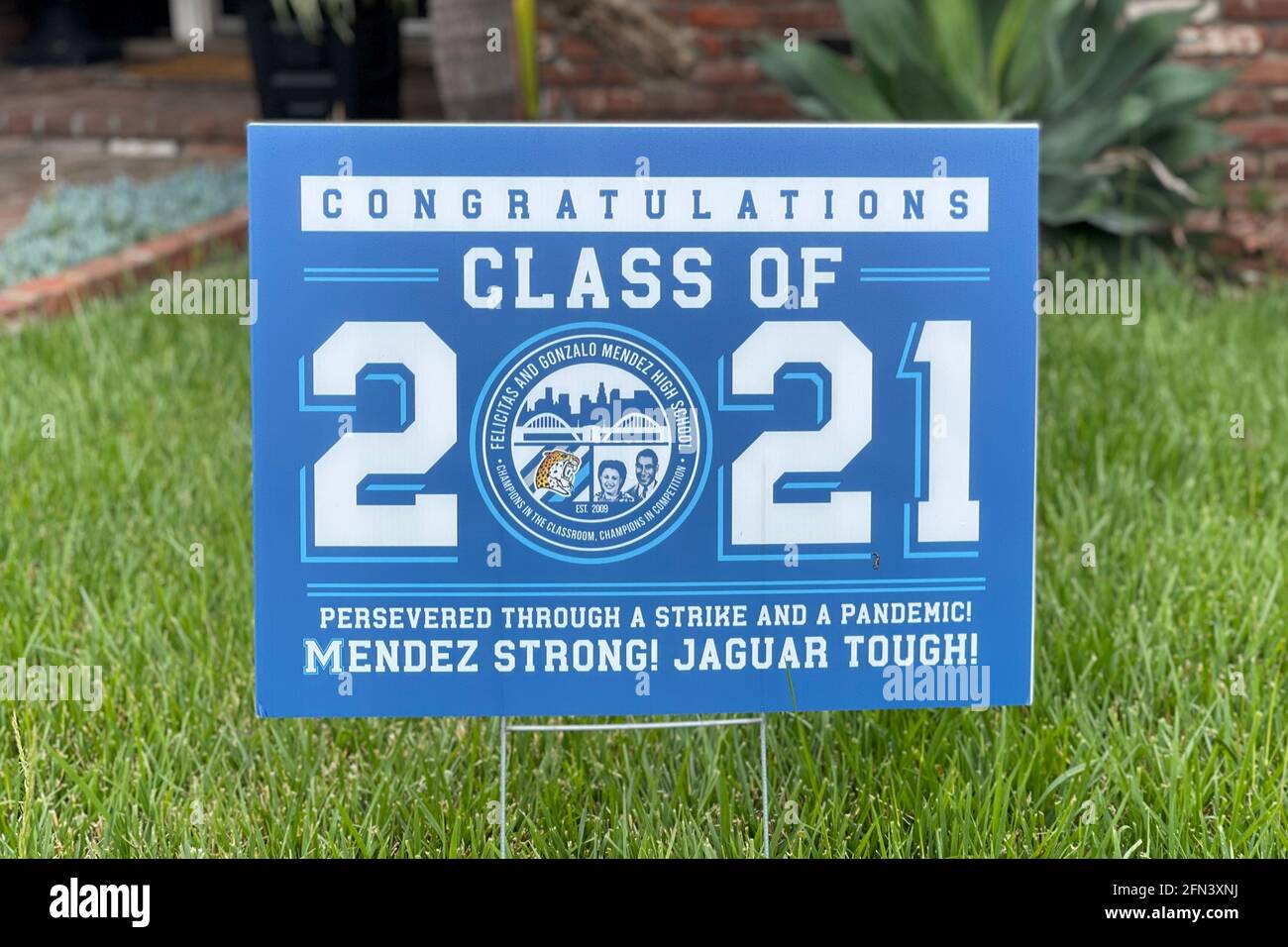 Un Mendez High School Class di 2021 Congratulazioni firmano in un residence, giovedì 13 maggio 2021, a Montebello, Calif. Foto Stock