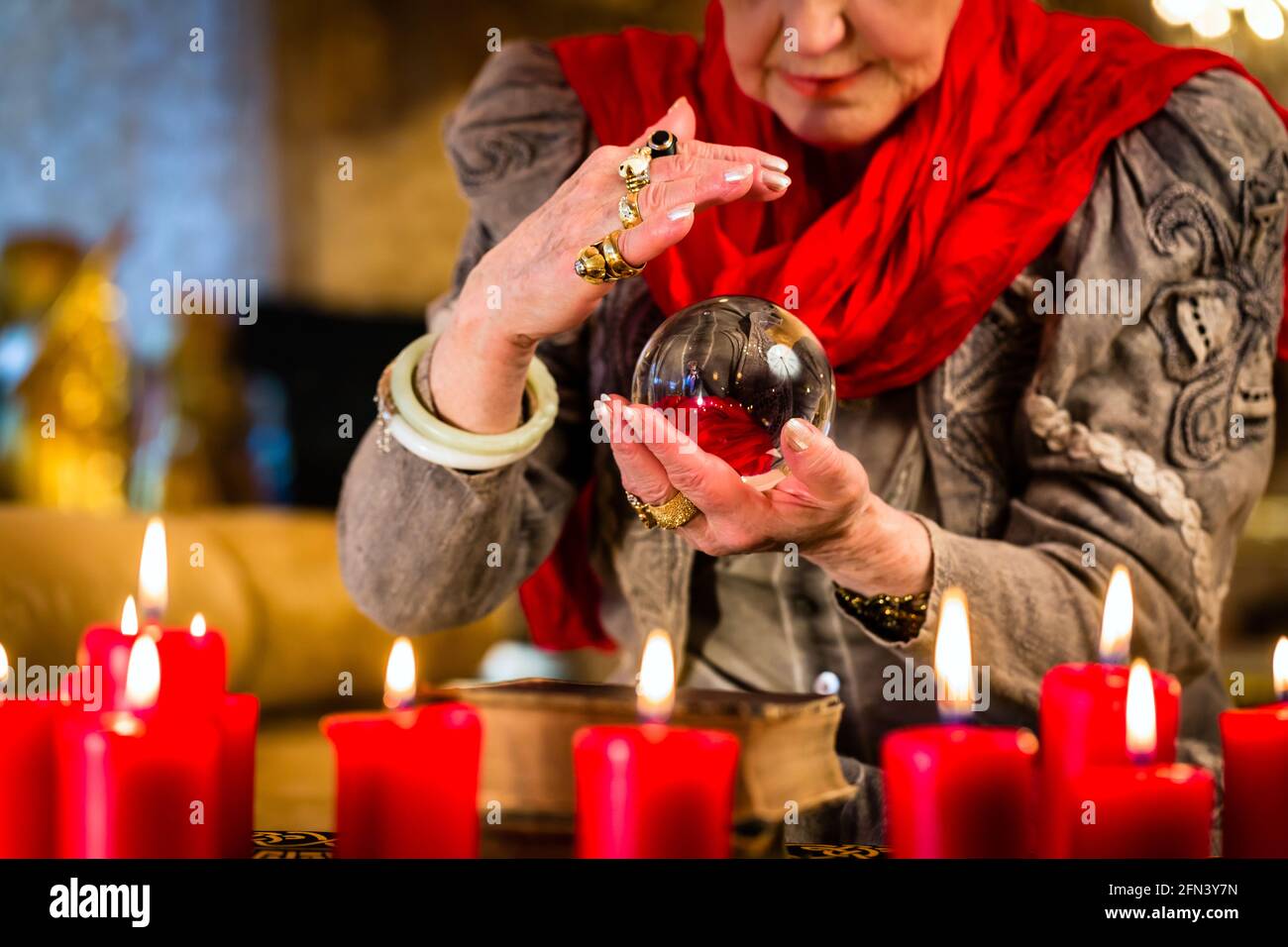 Fortuneteller femmina o Oracle esoteriche, vede nel futuro guardando nella loro sfera di cristallo Foto Stock