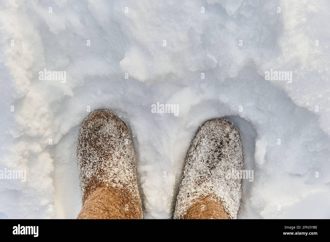 Scarpe russe nella neve in una fredda giornata invernale. Foto Stock
