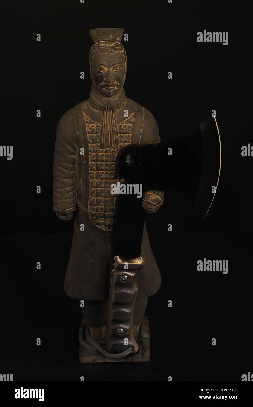 Un soldato cinese. Una statuetta o una statuetta di un guerriero cinese con un'ascia. Foto Stock