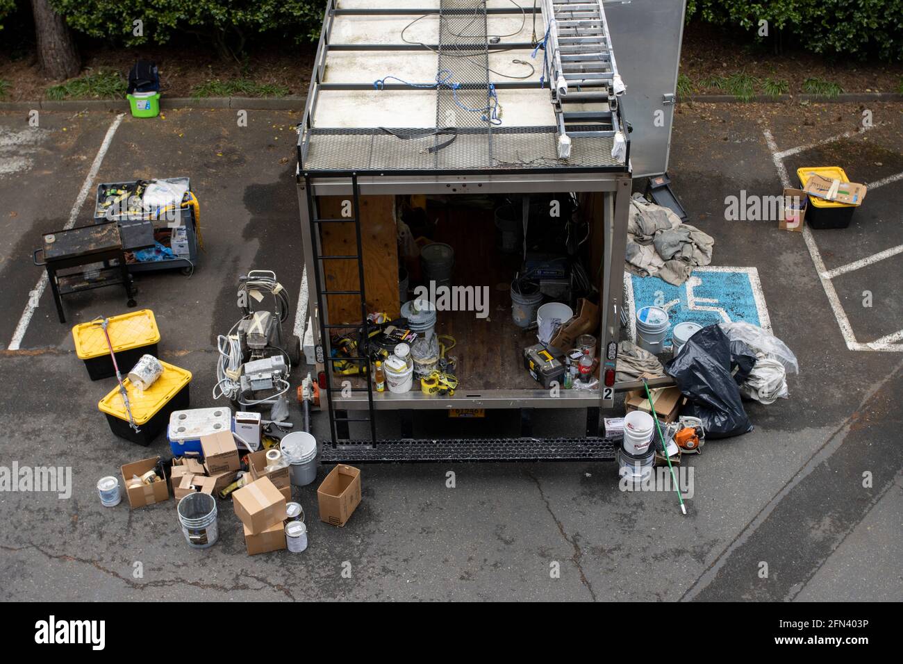 Un camion della ditta di pittura scaricato in un parcheggio di quartiere a Lake Oswego, Oregon, visto martedì 4 maggio 2021. Foto Stock