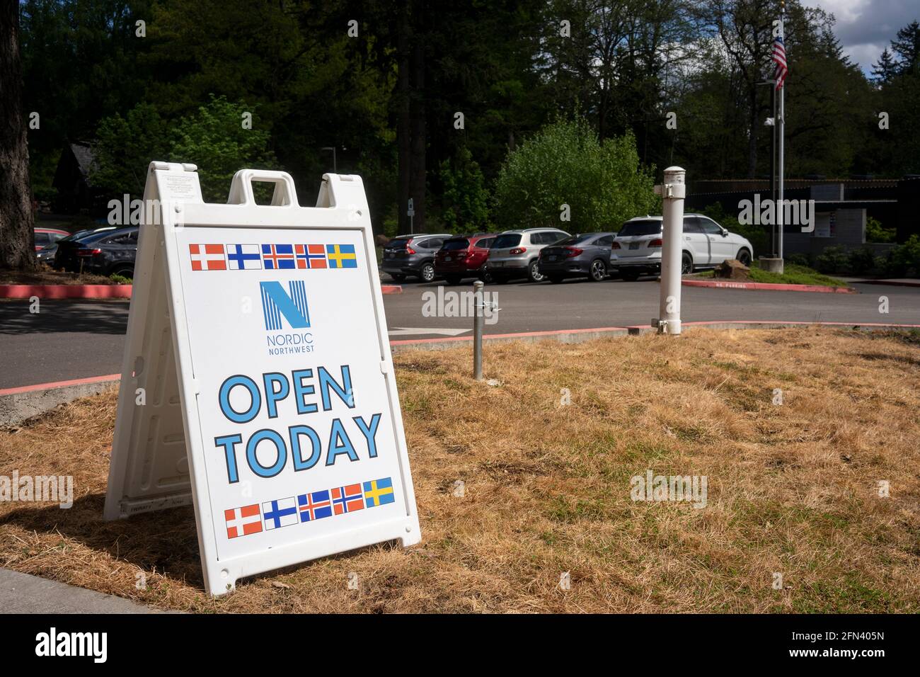 Cartello aperto all'ingresso del Nordic Northwest di Portland, un'organizzazione no profit che si occupa delle cinque nazioni nordiche e della conservazione della cultura nordica. Foto Stock