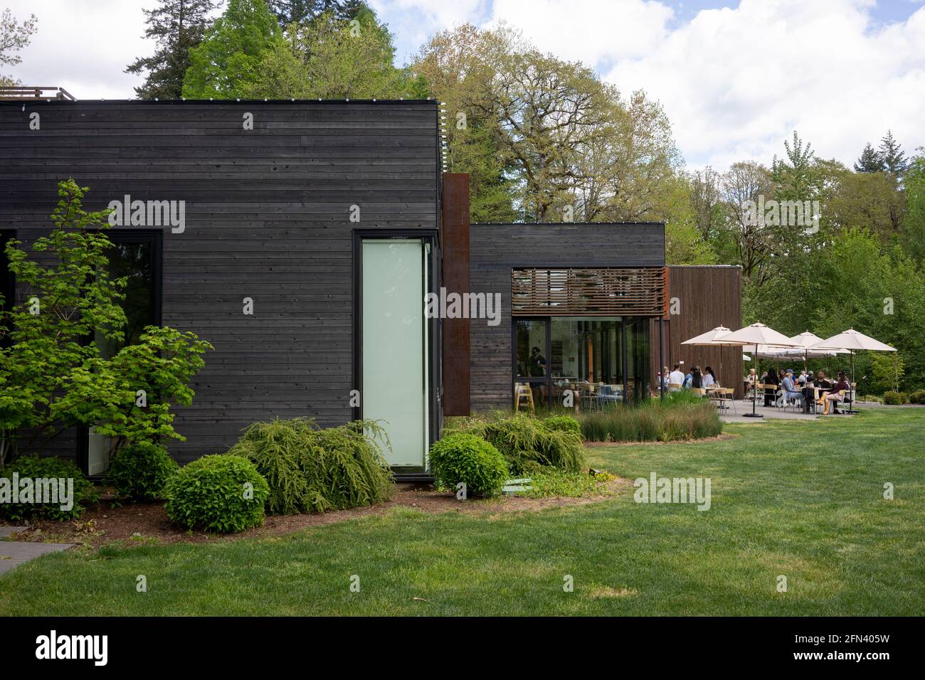 Brunch all'aperto presso il Broder Söder, un ristorante scandinavo del nord-ovest a Portland, Ore., domenica 2 maggio 2021, durante una primavera pandemica. Foto Stock