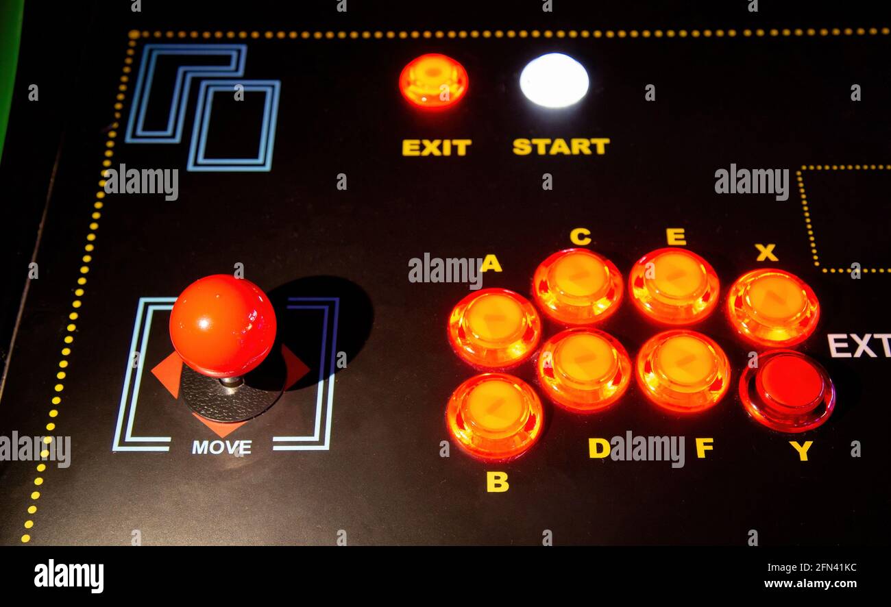 Gamepad con joystick e molti pulsanti colorati. Retrò arcade vecchio video gioco controllo bastone Foto Stock