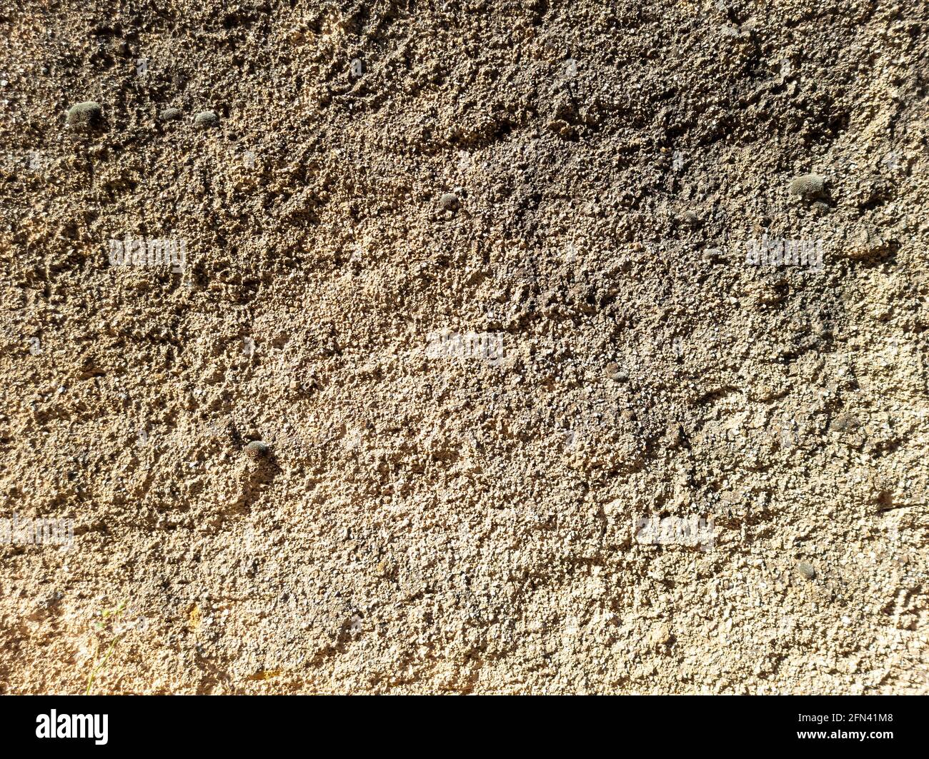 Materiale invecchiato del concetto di muratura. Vecchia struttura esterna in cemento resistente alle intemperie di fondo. Bruno ruvido usurato sbiadito superficie in calcestruzzo sporca bl Foto Stock