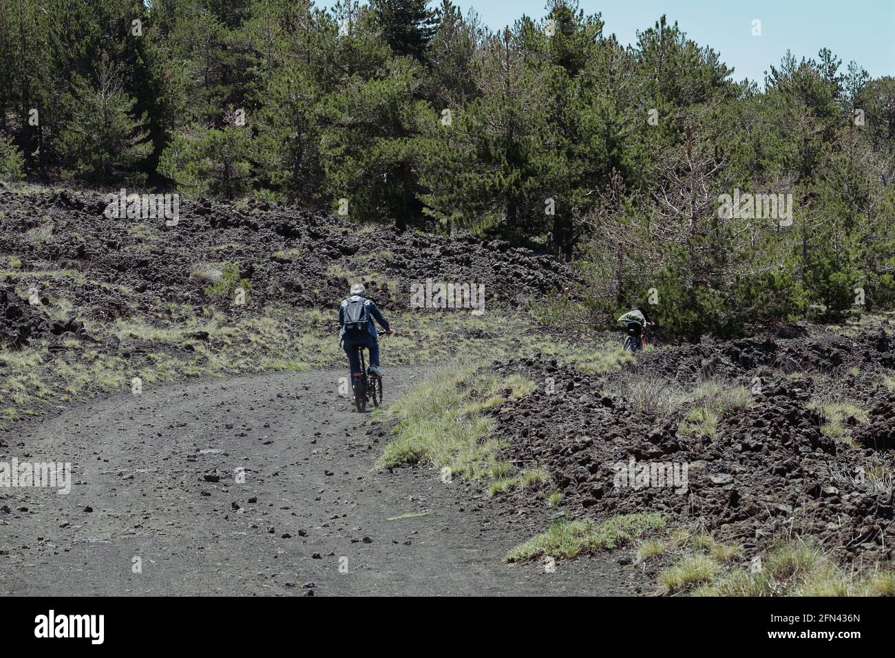 Attività ricreative all'aperto in Sicilia natura mountain bike a cavallo lungo una Sentiero del Parco dell'Etna Foto Stock