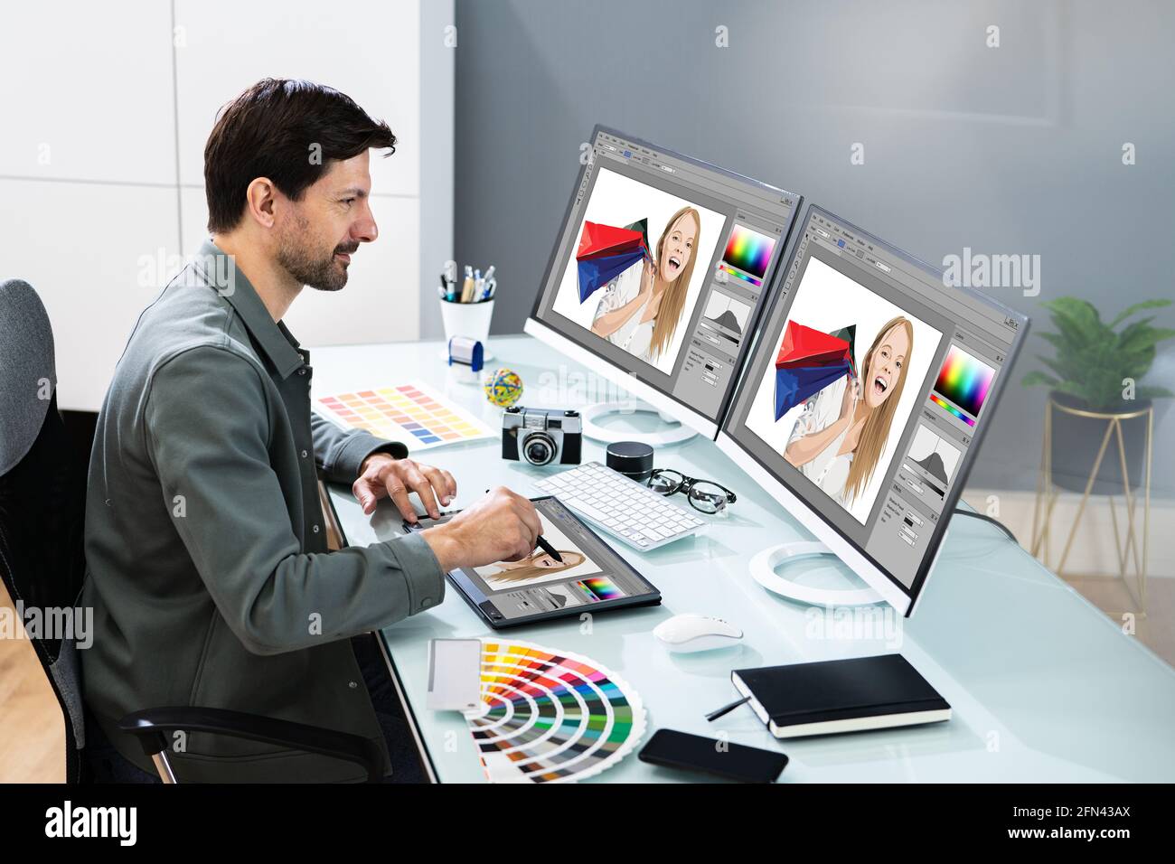 Graphic Photo Designer utilizzando lo schermo del computer e il tablet Foto Stock