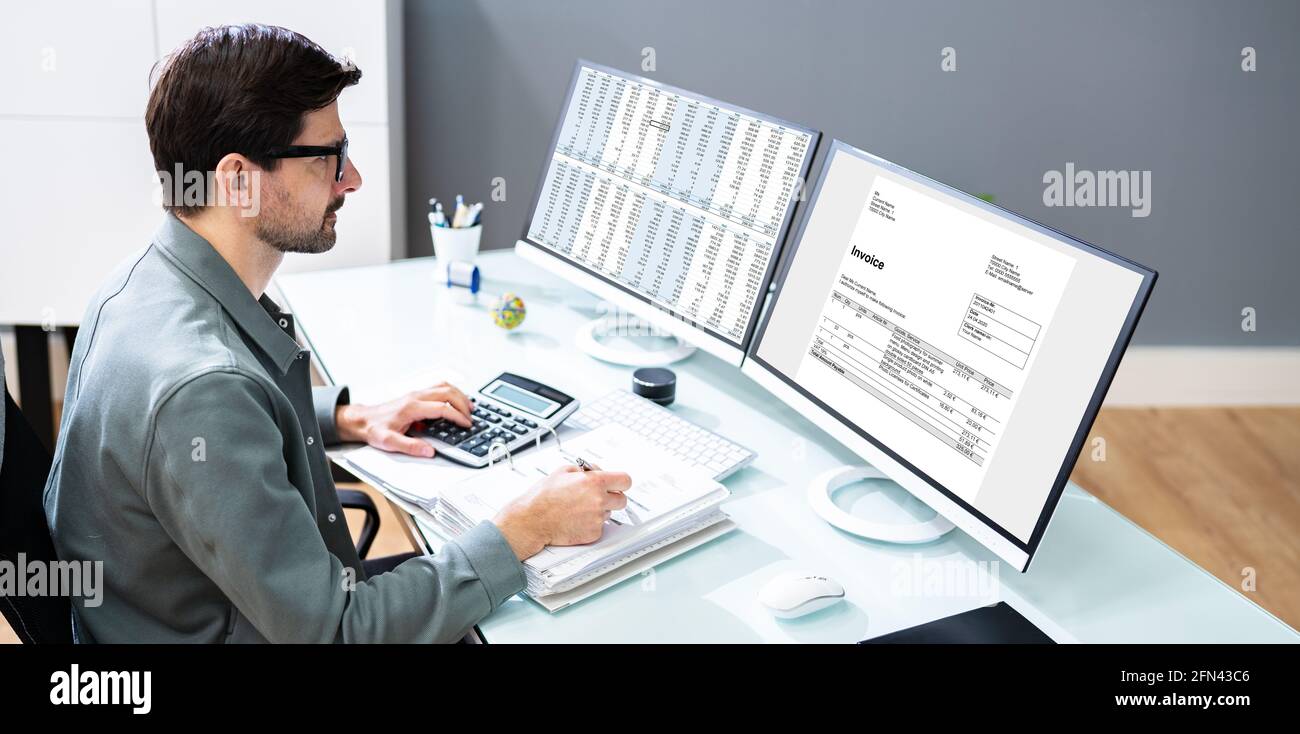 Contabile che utilizza il software e il calcolatore della fattura di e di finanza Foto Stock