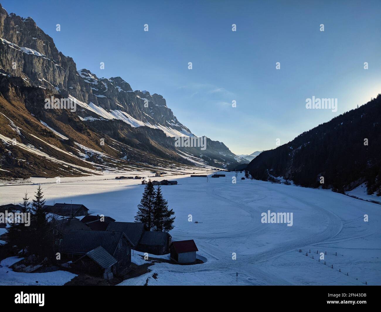 Urnerboden. Sci di fondo e strada di passaggio nella foto con alte montagne ai lati. Passo URI Glarus Klausen Foto Stock
