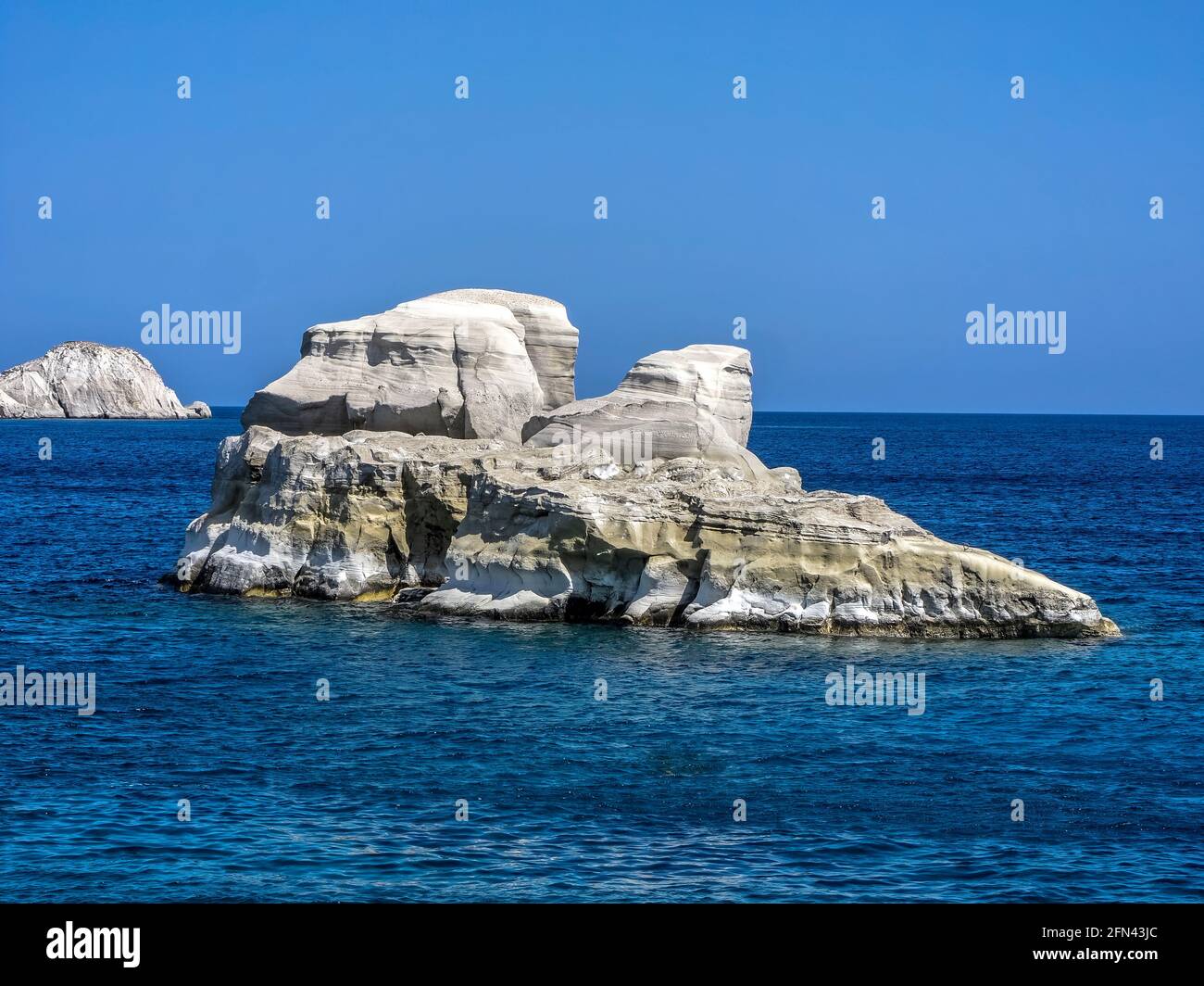 Nave pietrificata. All'ingresso della baia di Sarakiniko, una nave di pietra è in tranquilla zona, immobile in eternità con le onde del mare blu profondo Foto Stock