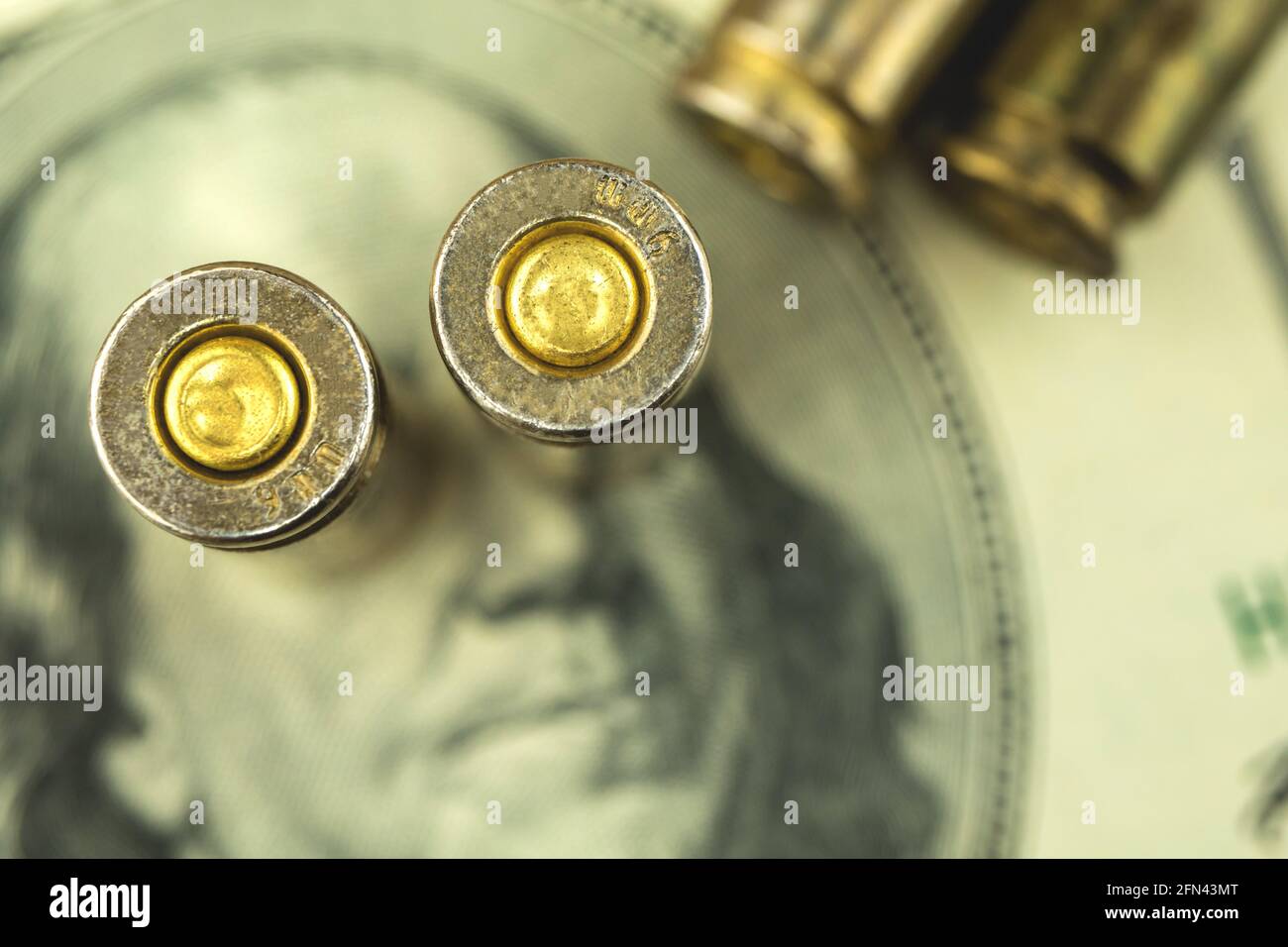 Bullet fondo closeup, criminale e dity concetto di denaro, corruzione finanziaria foto di sfondo Foto Stock