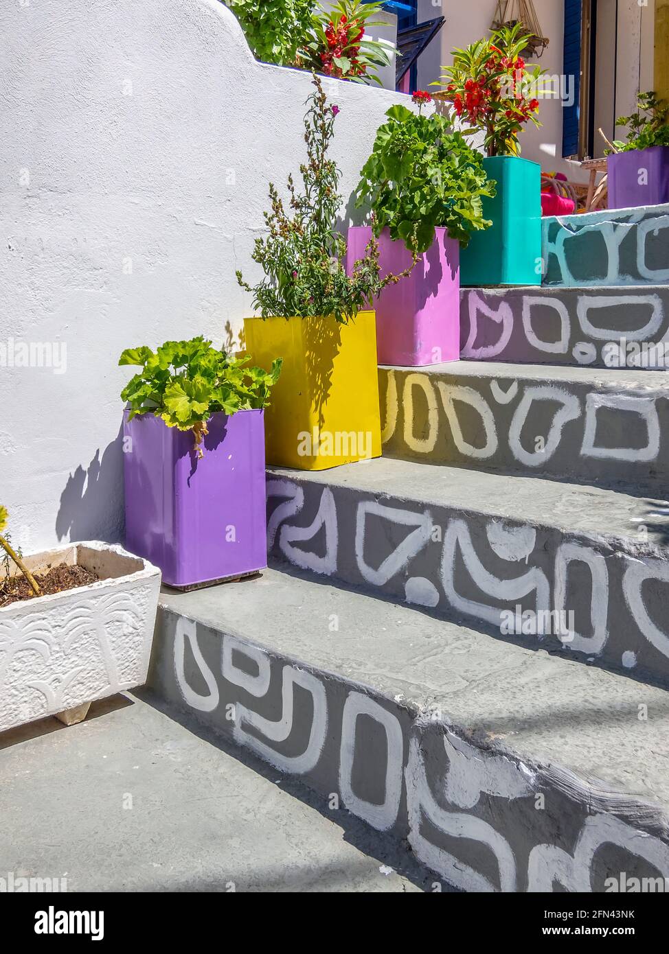 Andare in alto a colori. Chi ha detto che nelle isole greche tutto è blu - bianco? Foto Stock