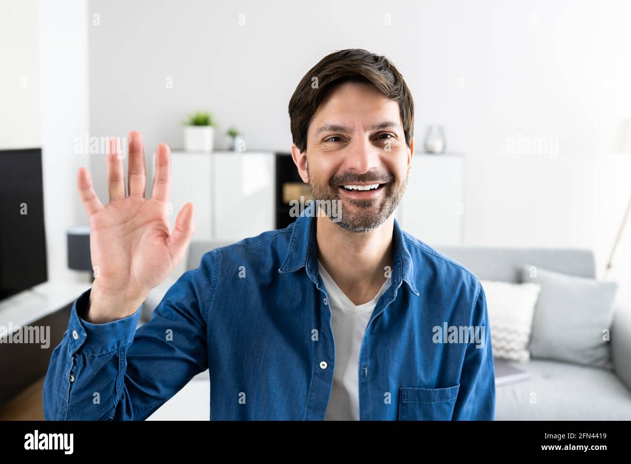 Happy Man Ritratto ondeggiante alla Webcam in Video Webinar Foto Stock