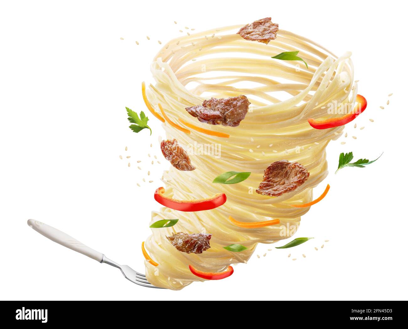 Tagliatelle con verdure e carne sotto forma di tornado. Forchetta con tagliatelle, peperoni rossi, carote, cipolle e carne. Tracciato di ritaglio. Foto Stock