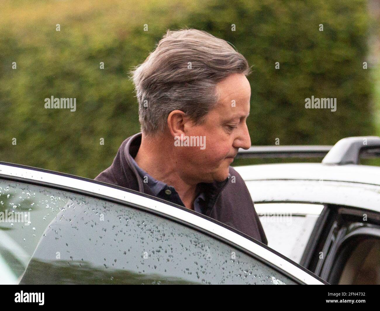 L’ex primo ministro britannico David Cameron lascia la sua casa a Londra occidentale il 14 maggio 2021, dopo essere stato sottoposto a domande da parte di una commissione parlamentare su di lui Foto Stock