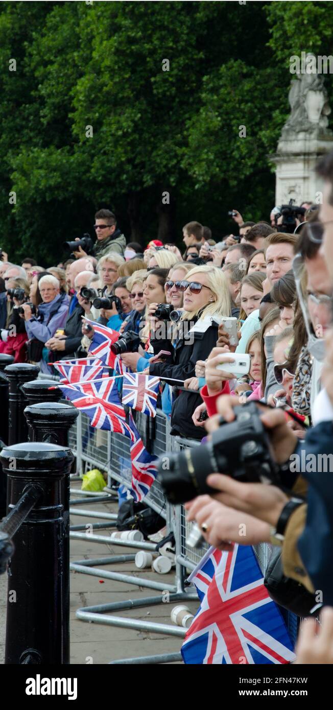 La folla che sventolano Union Jack Flags fuori da Buckingham Palace Trooping the Color Color Foto Stock
