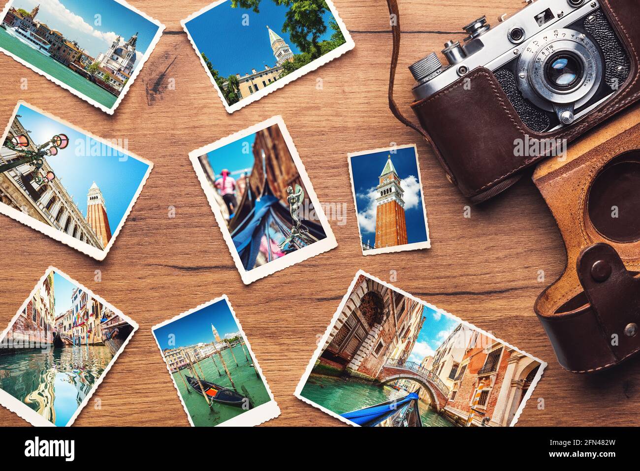 Fotocamera retrò d'epoca con foto di Venezia, Italia su sfondo di legno Foto Stock