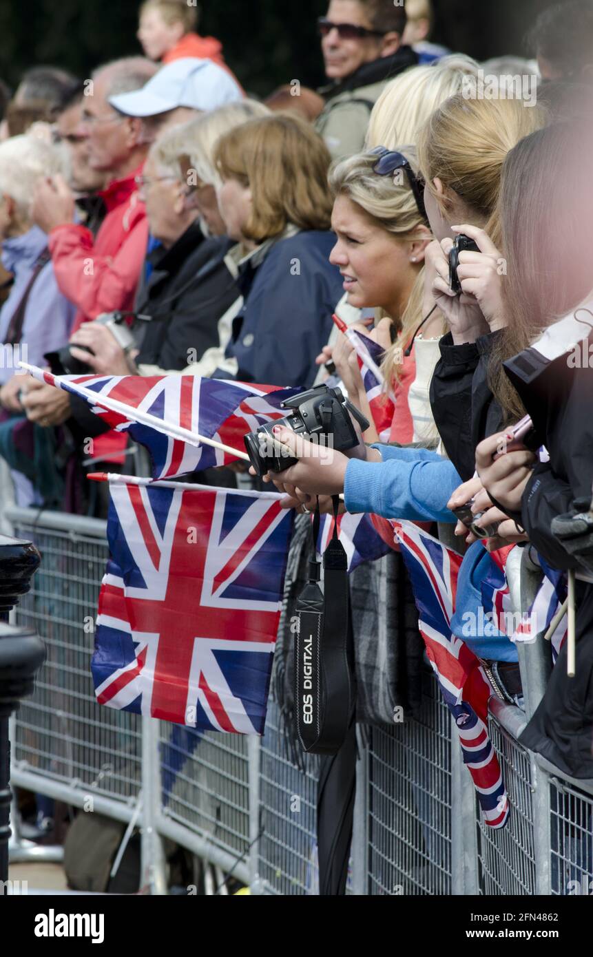 La folla che sventolano Union Jack Flags fuori da Buckingham Palace Trooping the Color Color Foto Stock
