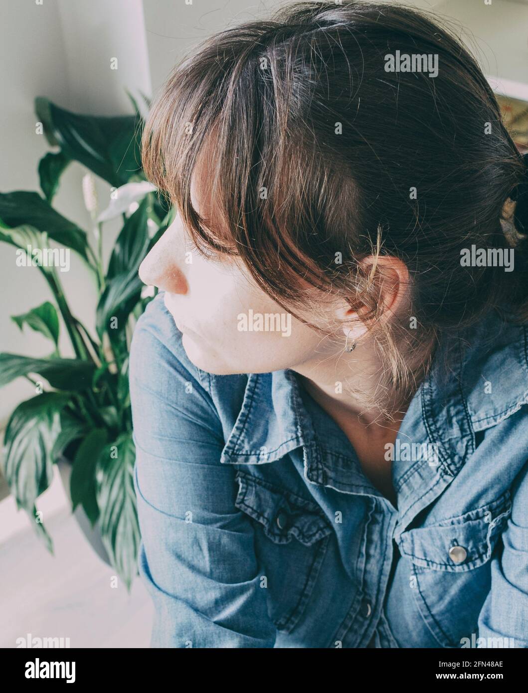 ritratto di una ragazza con occhi blu e vestiti casual guardando la fotocamera Foto Stock