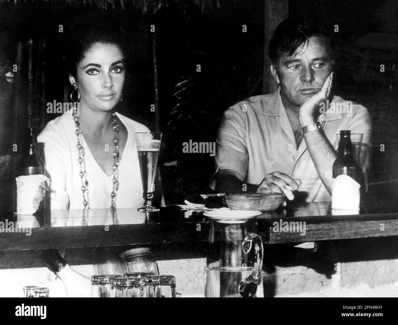 Burton, Richard, 10.11.1925 - 5.8.1984, attore britannico, con sua moglie Elizabeth Taylor, ADDITIONAL-RIGHTS-CLEARANCE-INFO-NOT-AVAILABLE Foto Stock