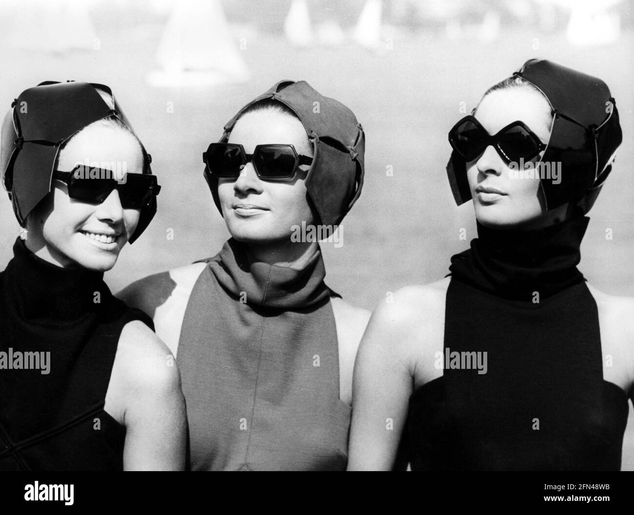 Moda, anni '60, moda donna, cappelli, tre modelli con cappelli in pelle scamosciata e occhiali da sole, DIRITTI AGGIUNTIVI-CLEARANCE-INFO-NON-DISPONIBILE Foto Stock