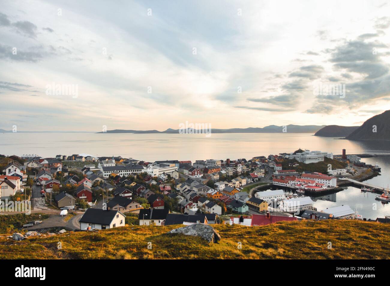 Vista panoramica di Honningsvag dall'alto. Città norvegese sul mare durante il tramonto. Viaggio al Capo Nord attraverso i fiordi. Foto Stock