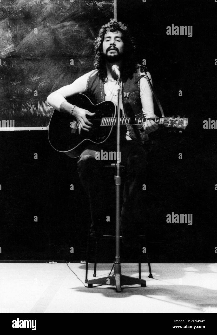 Stevens, Cat, * 21.7.1948, musicista britannico (cantante), a lunghezza intera, DURANTE IL CONCERTO, 1975, INFORMAZIONI-DI-AUTORIZZAZIONE-DIRITTI-AGGIUNTIVI-NON-DISPONIBILI Foto Stock