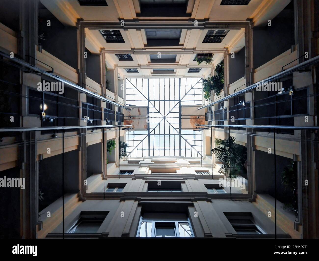 Vista isometrica del fondo quadrato all'interno di un edificio. Edificio residenziale a Roma. Geometria e precisione. Foto Stock