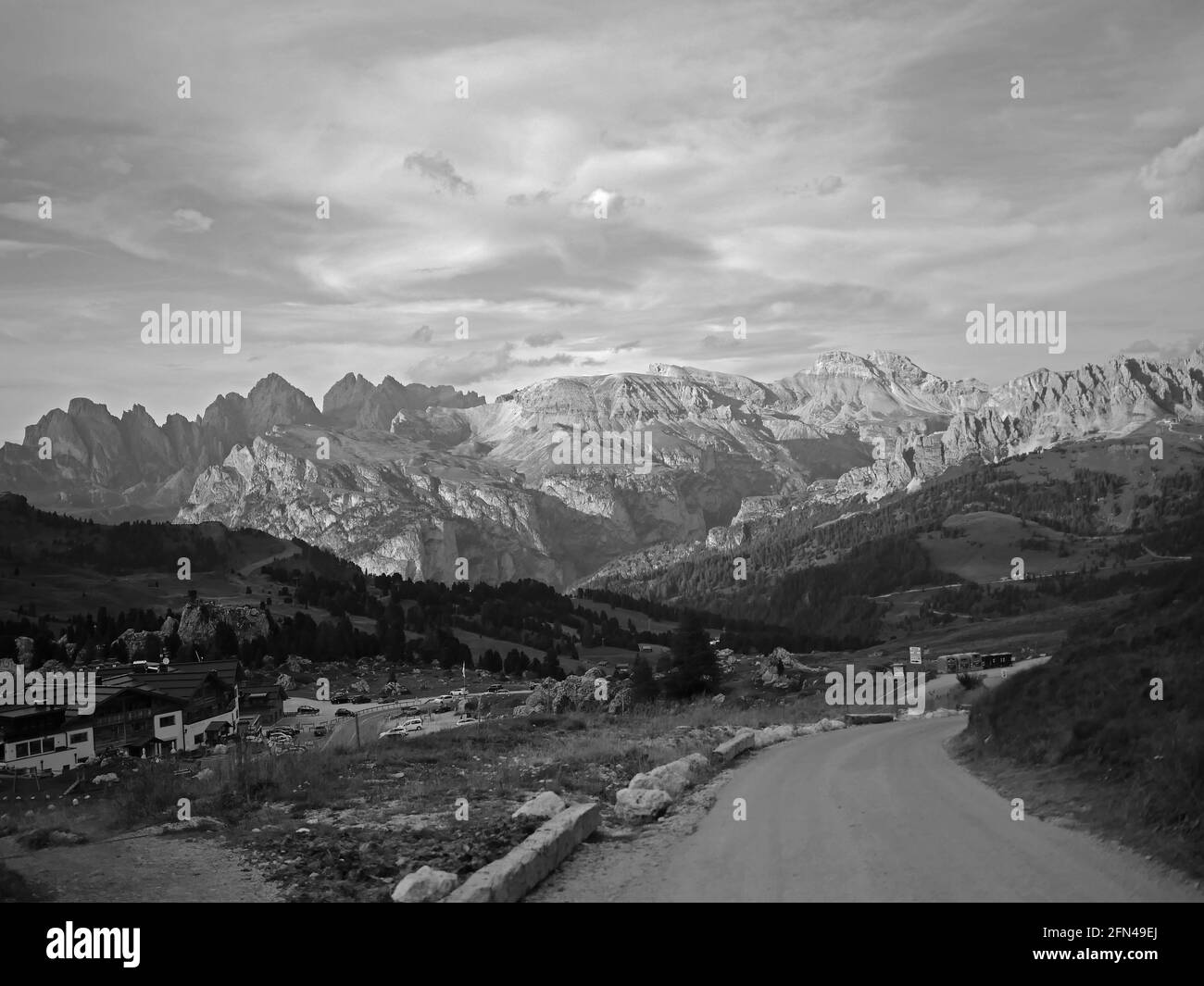 Una vista mozzafiato sulle Alpi del Trentino Alto Adige. Fotografia in bianco e nero della catena montuosa del Sassolungo. Foto Stock