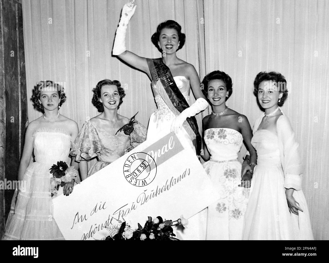 Persone, donne, beauty pageants, Miss Germania 1953, vincitore Christel Schaack, Mezza lunghezza, kurhaus, INFORMAZIONI-DIRITTI-AGGIUNTIVI-DI-AUTORIZZAZIONE-NON-DISPONIBILI Foto Stock