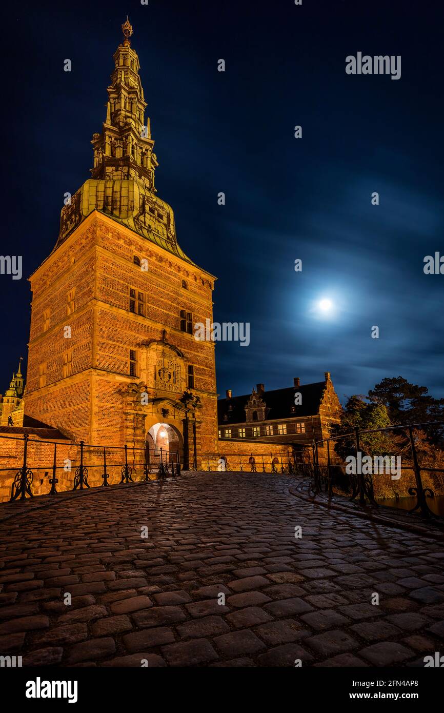 Luna piena al castello di Frederiksborg in Danimarca Foto Stock