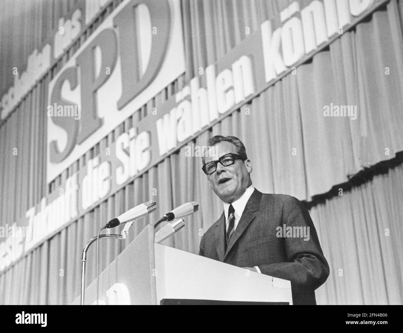 Brandt, Willy, 18.12.1913 - 8.10.1992, politico tedesco (SPD), durante un rally elettorale, a mezza lunghezza, DIRITTI-AGGIUNTIVI-CLEARANCE-INFO-NON-DISPONIBILE Foto Stock