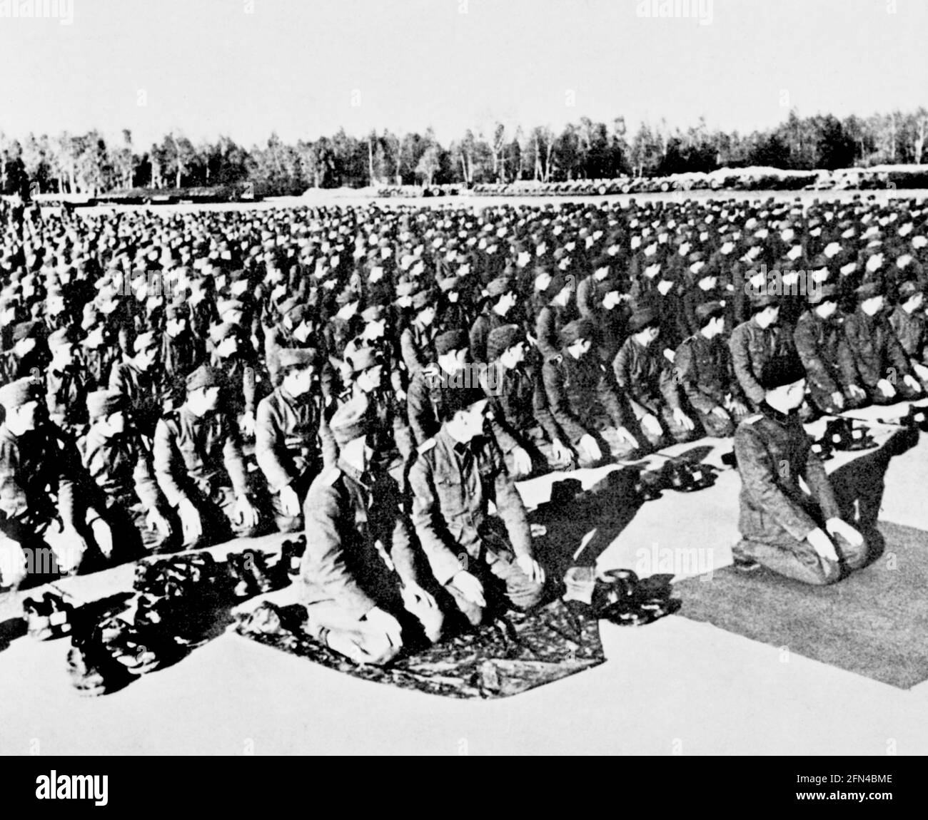 Eventi, seconda guerra mondiale / seconda guerra mondiale, stranieri in servizio tedesco, soldati bosniaci del Waffen-SS durante la loro preghiera mattutina, SOLO EDITORIALE-USO-SOLO Foto Stock