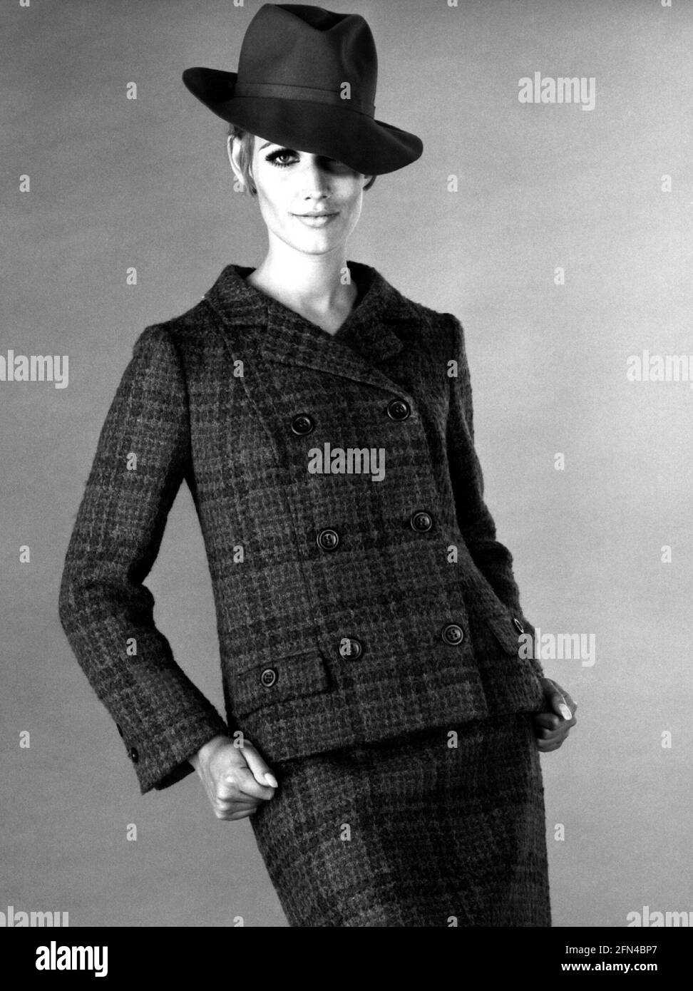 Moda, anni '70, moda donna, moda giovane, modello che indossa abito di ladie con cappello, DIRITTI AGGIUNTIVI-CLEARANCE-INFO-NON-DISPONIBILE Foto Stock