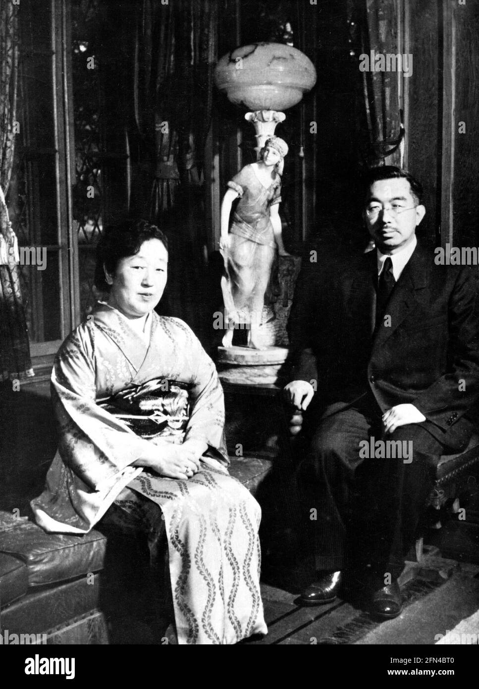 Hirohito, 29.4.1909 - 7.1.1989, imperatore del Giappone, a lunghezza intera, con sua moglie Nagako, circa 1947, DIRITTI-AGGIUNTIVI-AUTORIZZAZIONE-INFO-NON-DISPONIBILE Foto Stock