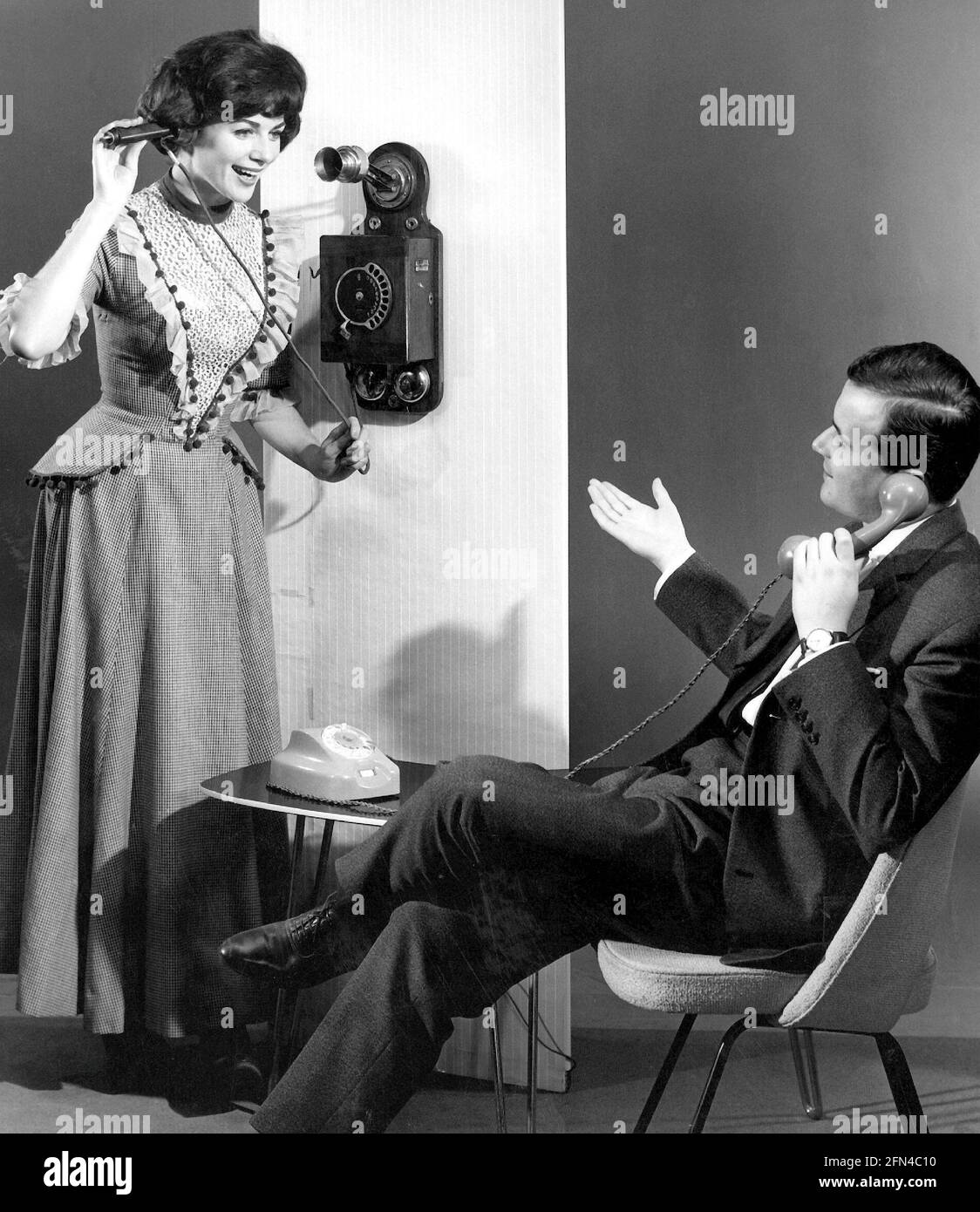 Persone, coppie, telefonando con il telefono storico (1900) e il telefono moderno (1950), DIRITTI-AGGIUNTIVI-AUTORIZZAZIONE-INFORMAZIONI-NON-DISPONIBILI Foto Stock