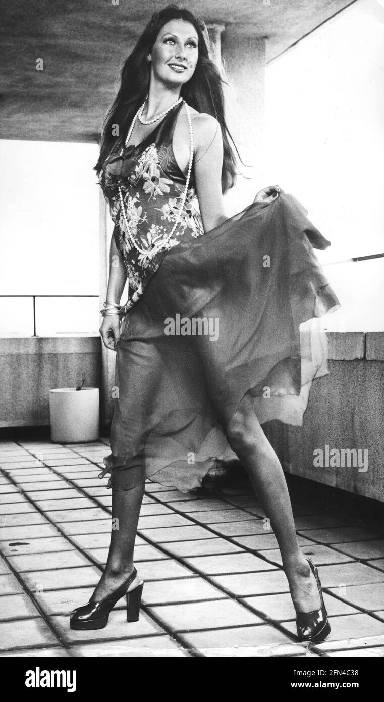 moda, anni '70, moda donna, donna con abito, lunghezza intera, 1972, 20 ° secolo, storico, DIRITTI-AGGIUNTIVI-AUTORIZZAZIONE-INFORMAZIONI-NON-DISPONIBILI Foto Stock
