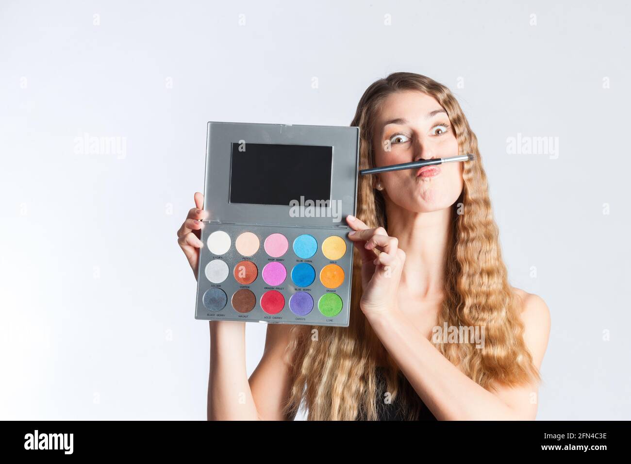 Donna mettere il make-up sul divertimento Foto Stock