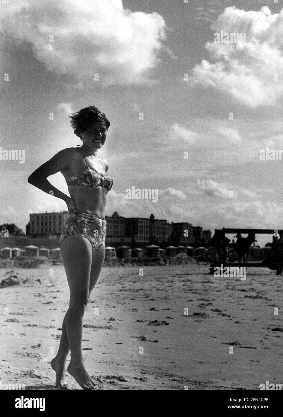 tempo libero / sport, donna, indossando bikini, lunghezza intera, spiaggia, 1950, 50s, abbigliamento, moda, INFORMAZIONI-AGGIUNTIVE-DIRITTI-AUTORIZZAZIONE-NON-DISPONIBILI Foto Stock